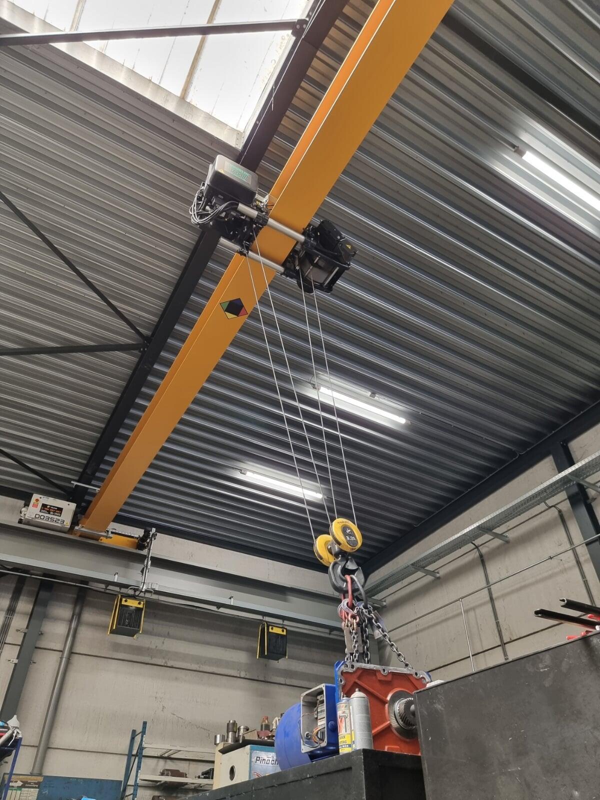 Industriële rolbrug tot 3.200 kg voor het veilig hijsen van elektromotoren en reductoren in professioneel herstelatelier – emr NV België