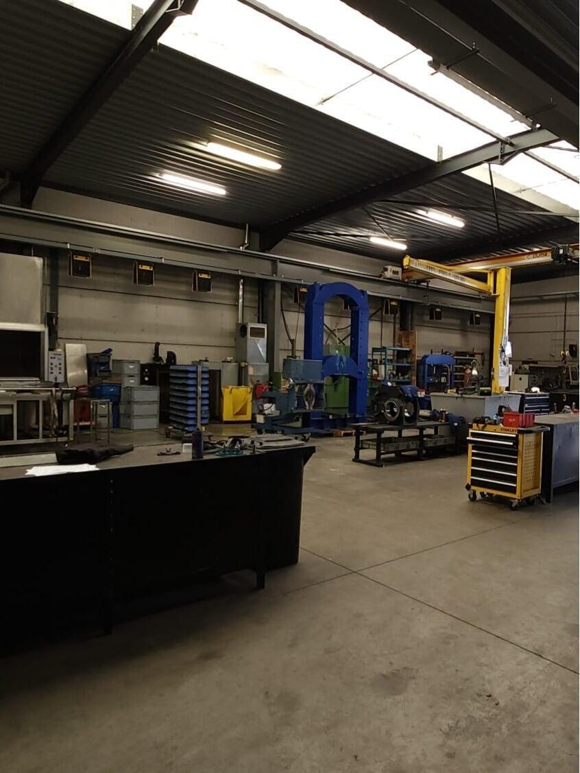 Volledig uitgerust herstelatelier voor industriële elektromotoren en reductoren – eigen werkplaats emr NV in België met hijs- en reinigingsinstallaties